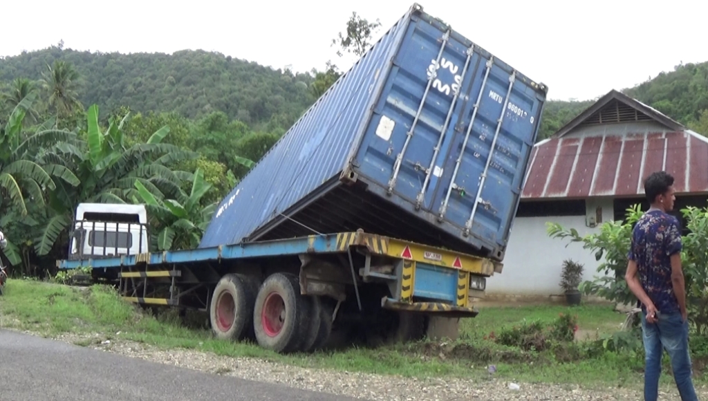 Hindari Kabel Listrik, Truk Kontainer Terperosok ke Selokan