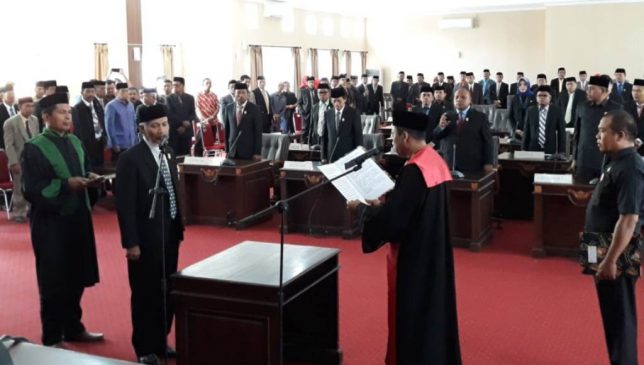 Rajab Biku Resmi Pimpin DPRD Muna Menggatikan Mukmi Naini