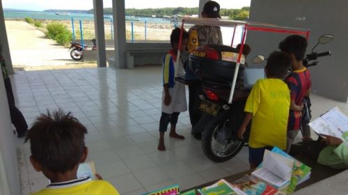 Inspiratif Bhabinkamtibmas Polsek Kadatua Polres Baubau, Beri i-School Anak Nelayan