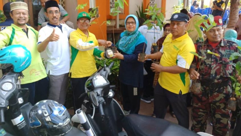 Peringati Milad Muhammadiyah ke 107, PDM Jepara Bagi Bibit Tanaman