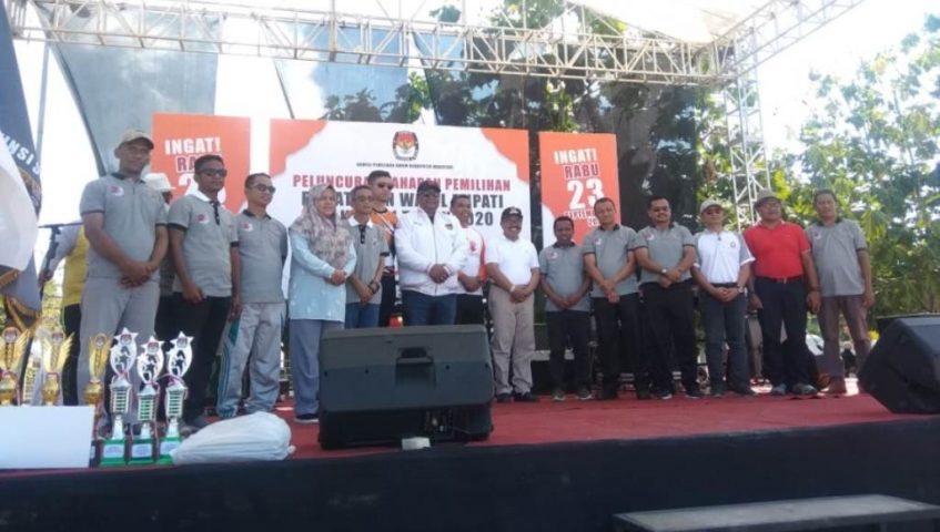 Bupati Arhawi Ikuti Jalan Santai Pemilu 2020