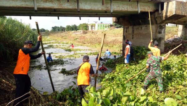 Antisipasi Banjir, Babinsa Bersihkan Sungai SWD 1