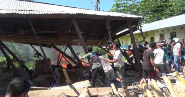 ﻿Ratusan Warga Bakar Rumah Pelaku Pembunuhan di Kolaka