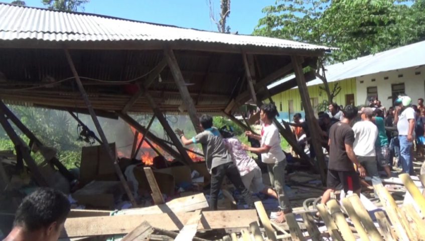 ﻿Ratusan Warga Bakar Rumah Pelaku Pembunuhan di Kolaka