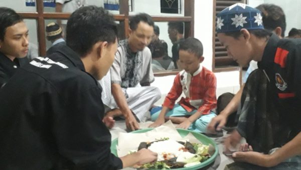 ﻿Uniknya Bukber di Musholla UBK Jimbaran