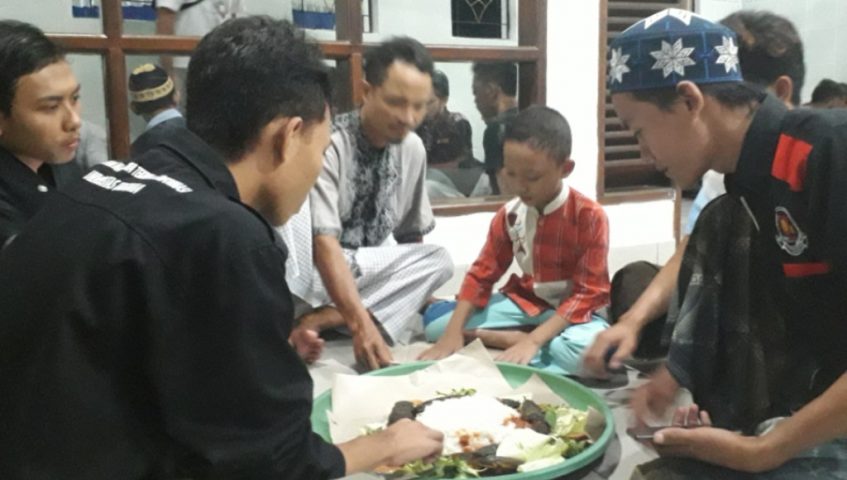 ﻿Uniknya Bukber di Musholla UBK Jimbaran