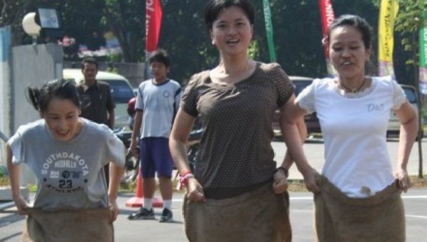 Ibu-ibu di Kolaka Meriahkan HUT RI ke 73 Dengan Balapan