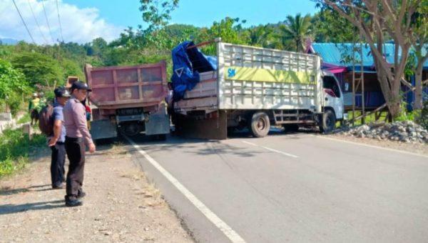 Pecah Ban, Mobil Pengangkut Sayur Terbalik di Kolut