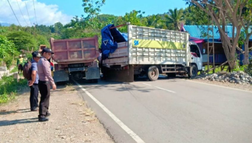 Pecah Ban, Mobil Pengangkut Sayur Terbalik di Kolut