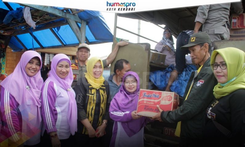 PKK Kendari Serahkan Bantuan Korban Banjir Konawe