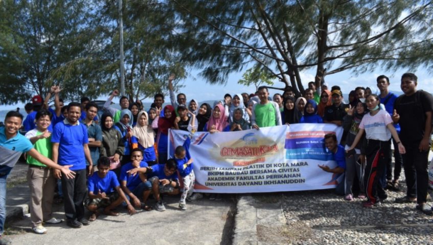 1,8 Ton Sampah Plastik di Pantai Kotamara
