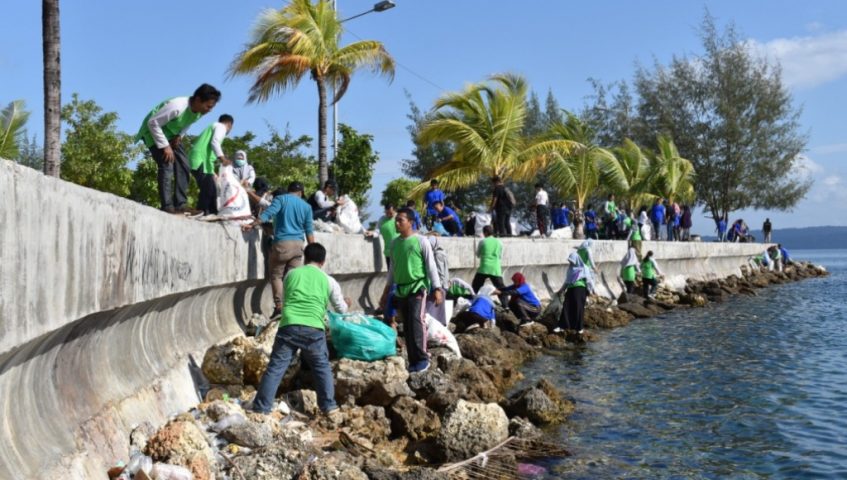 ﻿1,8 Ton Sampah Plastik di Pantai Kotamara