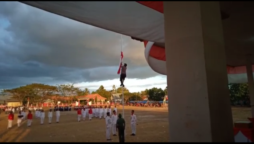 Video Viral, Aksi Heroik Seorang Polisi Panjat Tiang Bendera di Kolaka
