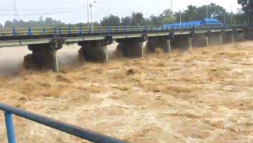 Banjir, Jembatan Bendungan Wawotobi Mulai Longsor