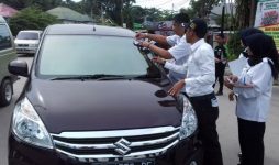 ​Peringati HANI, BNNK Kolaka Bagi Stiker ke Pengendara