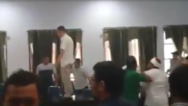 Video Lengkap Ketua DPRD Bombana Cabut Badik saat Rapat, Ini Pemicunya