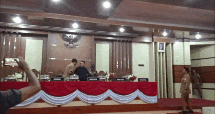 Seorang Warga Kendari Duduki Kursi Pimpinan Paripurna DPRD Sultra