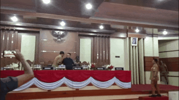 Seorang Warga Kendari Duduki Kursi Pimpinan Paripurna DPRD Sultra