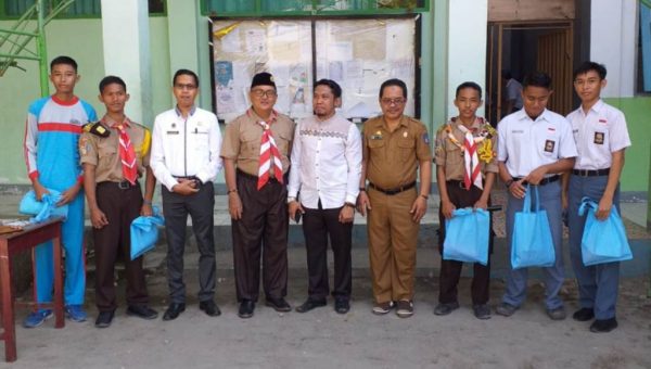 Lima Siswa SMA 1 Benteng Dapat Doorprize dari Ketua KPU Selayar