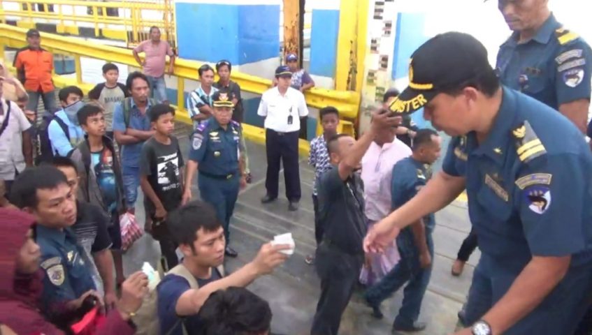 Puluhan Penumpang Diturunkan dari Ferry Kolaka – Bajoe
