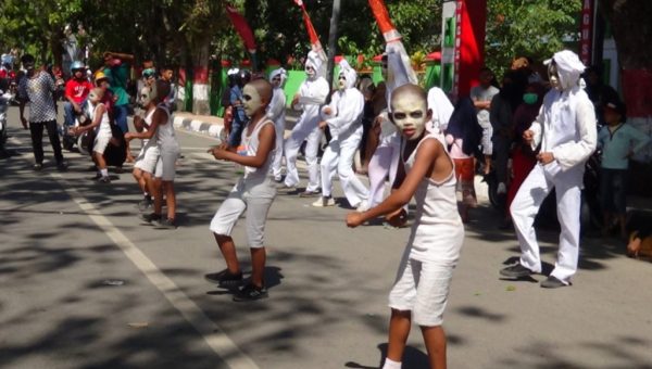 ﻿Gerak Jalan di Kolaka Menarik Perhatian Warga