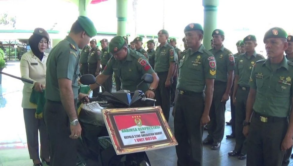 Dandim Kolaka Serahkan Motor untuk Serka Muhammad Darwis