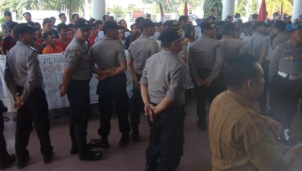 Ratusan Karyawan Ujuk Rasa Tuntut Hak ke PT Delima