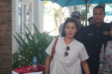 Dian Sastrowardoyo saat jumpa penggemar di lokasi Pantai Tegal Sambi, Jepara. FOTO : DSW