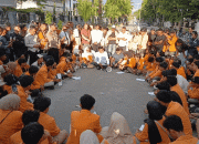 Duduk Bersila di Aspal, Ketua DPRD Sultra Sambut Hangat Aspirasi Ratusan Mahasiswa UHO Kendari