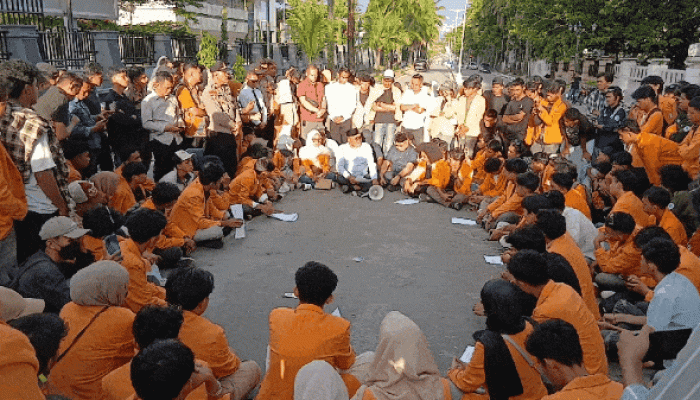 Duduk Bersila di Aspal, Ketua DPRD Sultra Sambut Hangat Aspirasi Ratusan Mahasiswa UHO Kendari