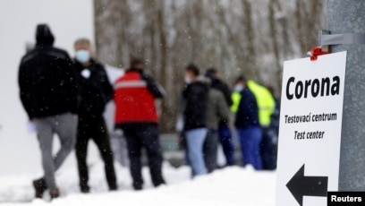 Warga antre di pusat pengujian COVID-19 di Folmava, perbatasan Ceko-Jerman di Republik Ceko, 25 Januari 2021. (Foto: dok).