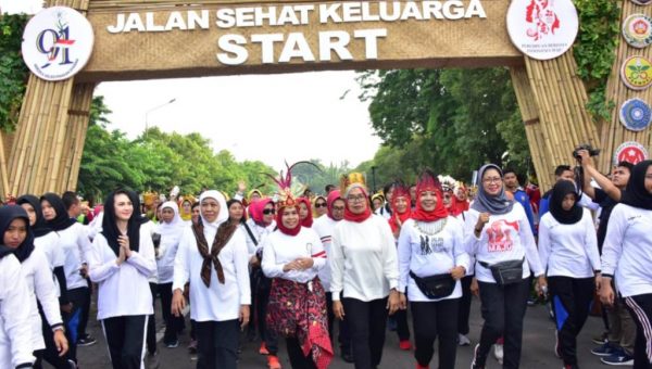Sambut Hari Ibu, Ketua DJA II Jalan Sehat di Kodam V Brawijaya