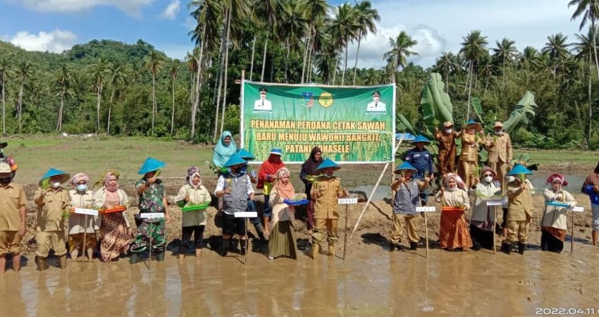 Pemda Konkep Serahkan Bantuan Benih Padi Sawah pada Masyarakat