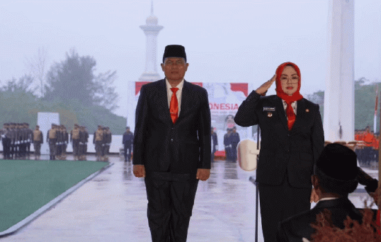 Meski Diguyur Hujan Upacara Penurunan Bendera HUT ke-80 RI di Kendari Berlangsung Khidmat