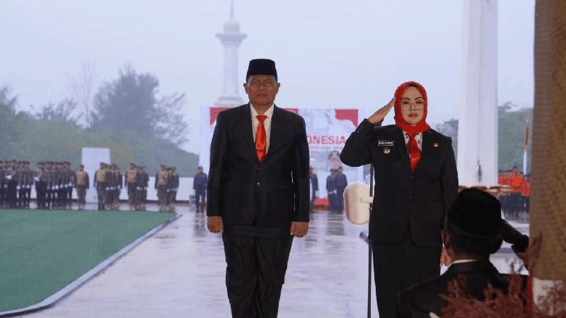Kendari Berhujan, Merah Putih Tetap Berkibar dengan Khidmat