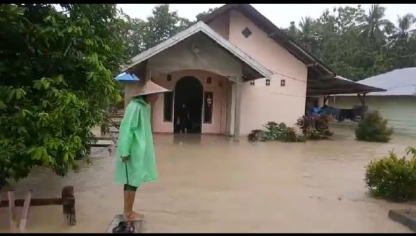 ﻿Tali Tambang Penyelamat Rumah Warga 15 Desa 4 Kecamatan di Konawe Selatan karena Banjir
