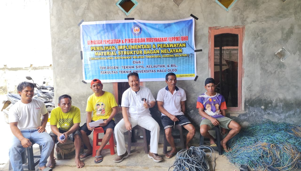 Tim Pengabdian Masyarakat Prodi Teknik Kelautan UHO bersama kelompok nelayan bagan tancap Desa Akuni, Tinanggea, Konawe Selatan.