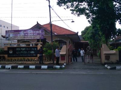 Sejumlah warga yang menyambangi Kantor KPU Jepara untuk mempertanyakan keaslian ijzah Paslon Bupati dan wakil Bupati terpilih. FOTO : DSW