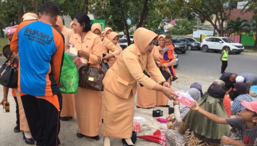 Warga Senang, DWP SAR Kendari Gelar Jumat Berbagi