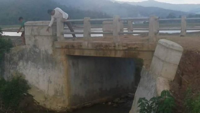 Jembatan yang Menghubungkan Dua Desa di Koltim Rusak Parah