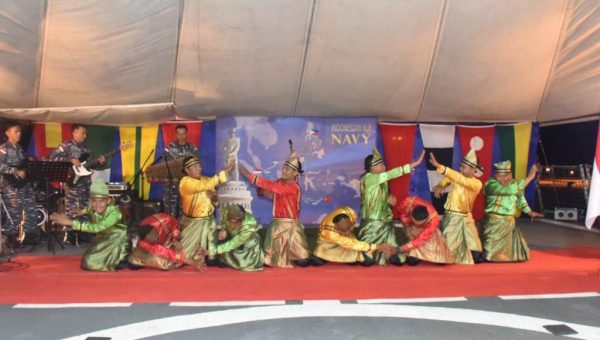 Tarian Tradisional Indonesia Warnai Coctail Party Satgas Port Visit 2019 Di Singapura
