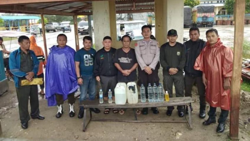 ﻿Satpol PP dan WH Aceh Singkil berhasil Menyita Tuak Nias