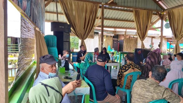 Parinringi (tengah) menyampaikan pokok pokok pikiran saat silaturahmi keluarga Pinrang