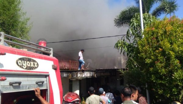 Rumah Milik Pensiunan Pegawai PLN Singkil Hangus Terbakar