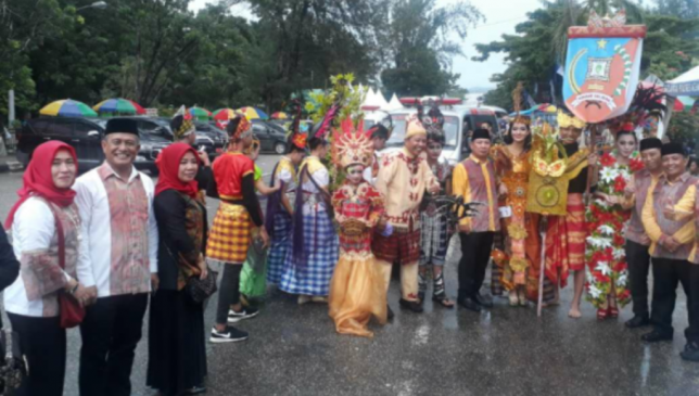 Di Carnaval 2018, Kontingen Konsel Mengangkat Tema “Kemilau Air Terjun Moramo”