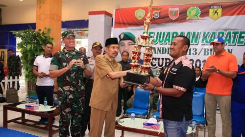 BAUBAU, SULTRA - Wali Kota Baubau Dr. H. AS. Tamrin memberi tantangan kepada peserta kejuaraan karate