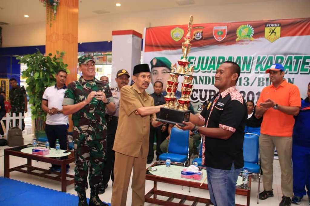 BAUBAU, SULTRA - Wali Kota Baubau Dr. H. AS. Tamrin memberi tantangan kepada peserta kejuaraan karate