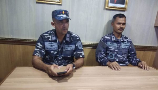KRI Teluk Cendrawasih Singgah di Pelabuhan Murhum Baubau