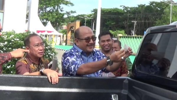 Hari Anti Korupsi, Bupati dan Kejari Turun Jalan Pasang Stiker
