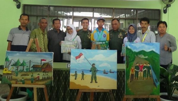 Perwakilan Siswi SMA 1 Kendari Terbaik pada Lomba Lukis yang Digelar Kodim 1417/Kendari